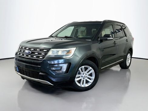 Used 2016 Ford Explorer XLT FWD image 3