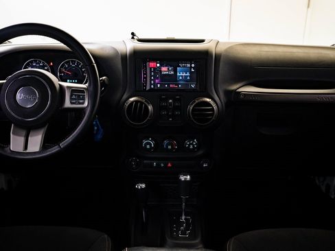 Used 2018 Jeep Wrangler Unlimited Sport image 26