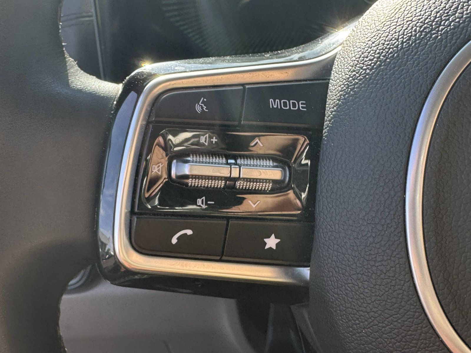 Used 2025 Kia Carnival FWD image 31
