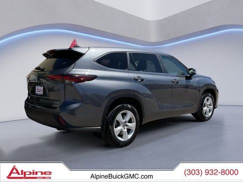 Used 2024 Toyota Highlander LE AWD/4WD image 5