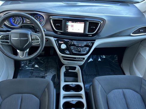 Used 2023 Chrysler Voyager LX image 13