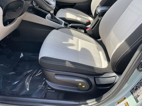 Used 2025 Hyundai Venue SEL image 8