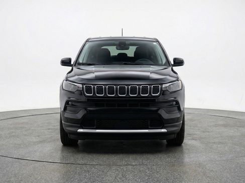 Used 2025 Jeep Compass Latitude AWD/4WD image 2