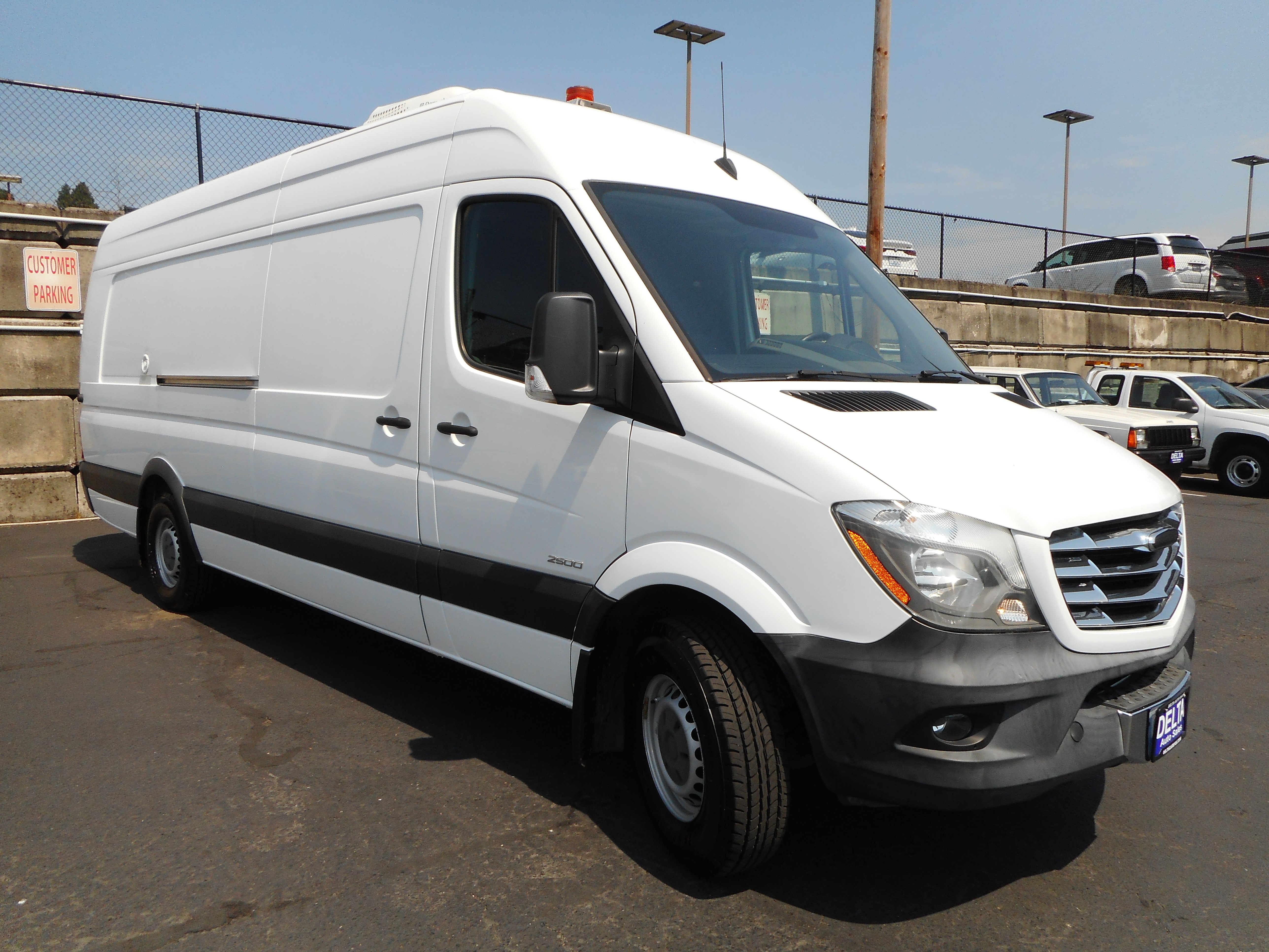 Used 2014 Freightliner Sprinter 2500 RWD image 1