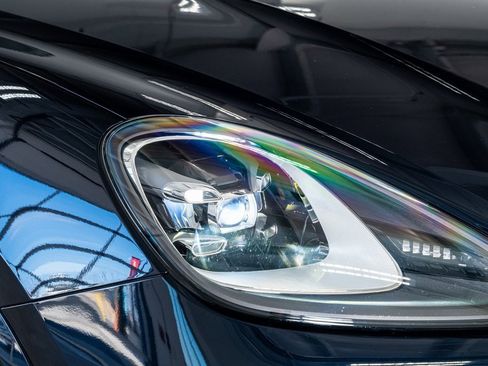 Used 2022 Porsche Cayenne Platinum Edition image 19