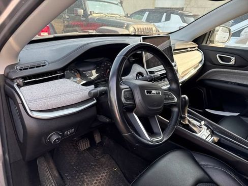 Used 2022 Jeep Compass Latitude w/ Sun and Sound Group AWD/4WD image 8
