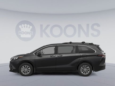 New 2026 Toyota Sienna XLE image 4