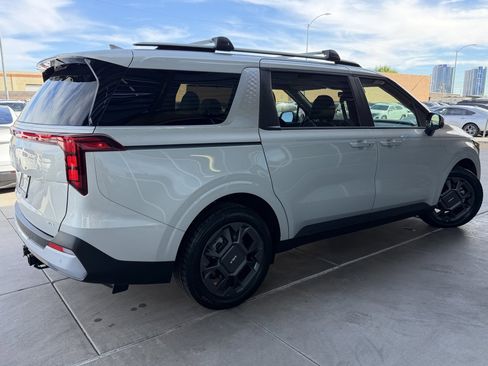 Used 2025 Kia Carnival EX image 4