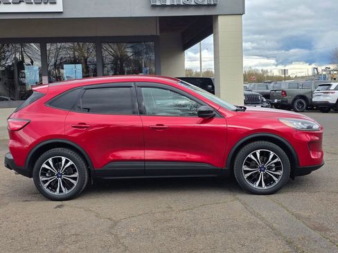 Used 2022 Ford Escape SE w/ SE Sport Appearance Package image 28