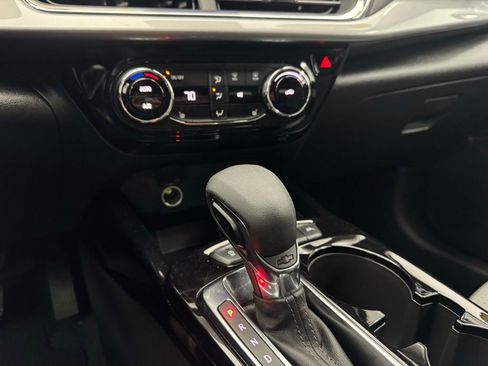 Used 2025 Chevrolet Trax LT w/ LT Convenience Package FWD image 24