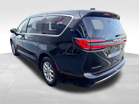 Used 2024 Chrysler Pacifica Touring-L image 7