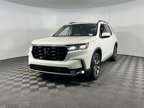 Used 2024 Honda Pilot Touring image 3