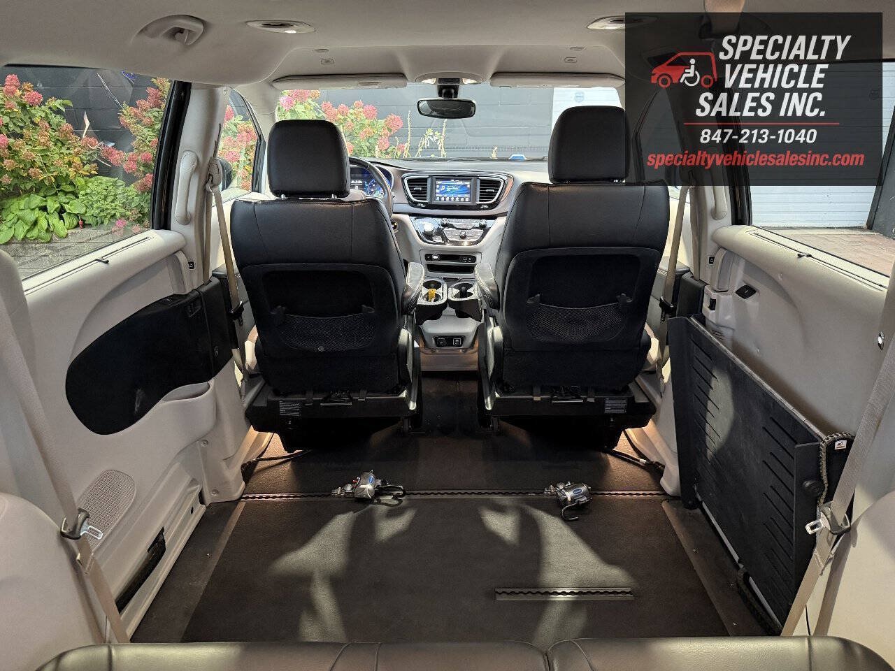 Used 2018 Chrysler Pacifica Touring-L FWD image 22