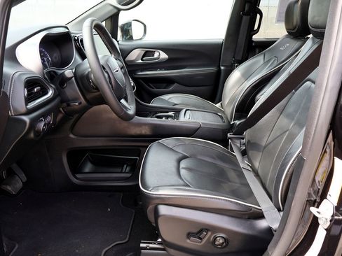 Used 2025 Chrysler Pacifica Limited FWD image 20