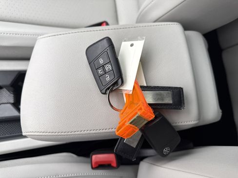 Used 2023 Volkswagen Tiguan SE R-Line image 23