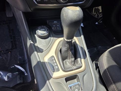Used 2016 Jeep Cherokee Latitude w/ Safety/Convenience Group AWD/4WD image 28