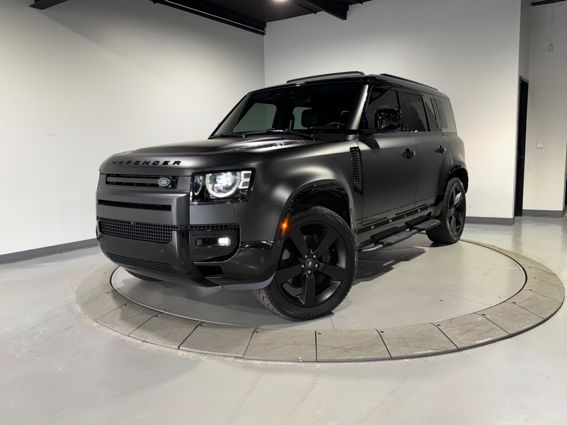 Used 2025 Land Rover Defender 110 X-Dynamic SE AWD/4WD image 2