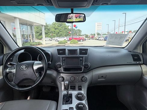 Used 2013 Toyota Highlander SE FWD image 12