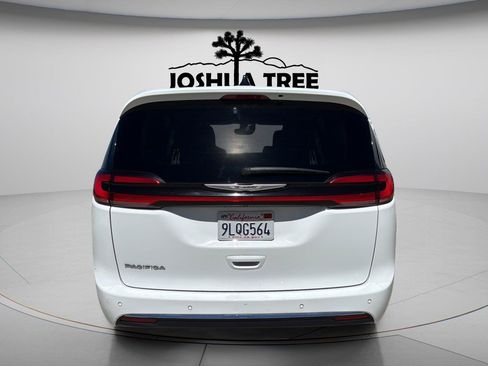 Used 2024 Chrysler Pacifica Touring-L FWD image 6