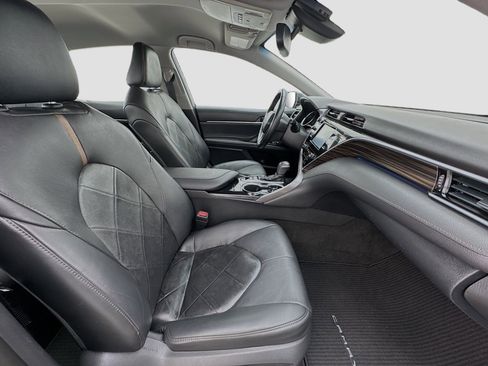 Used 2018 Toyota Camry XLE FWD image 19