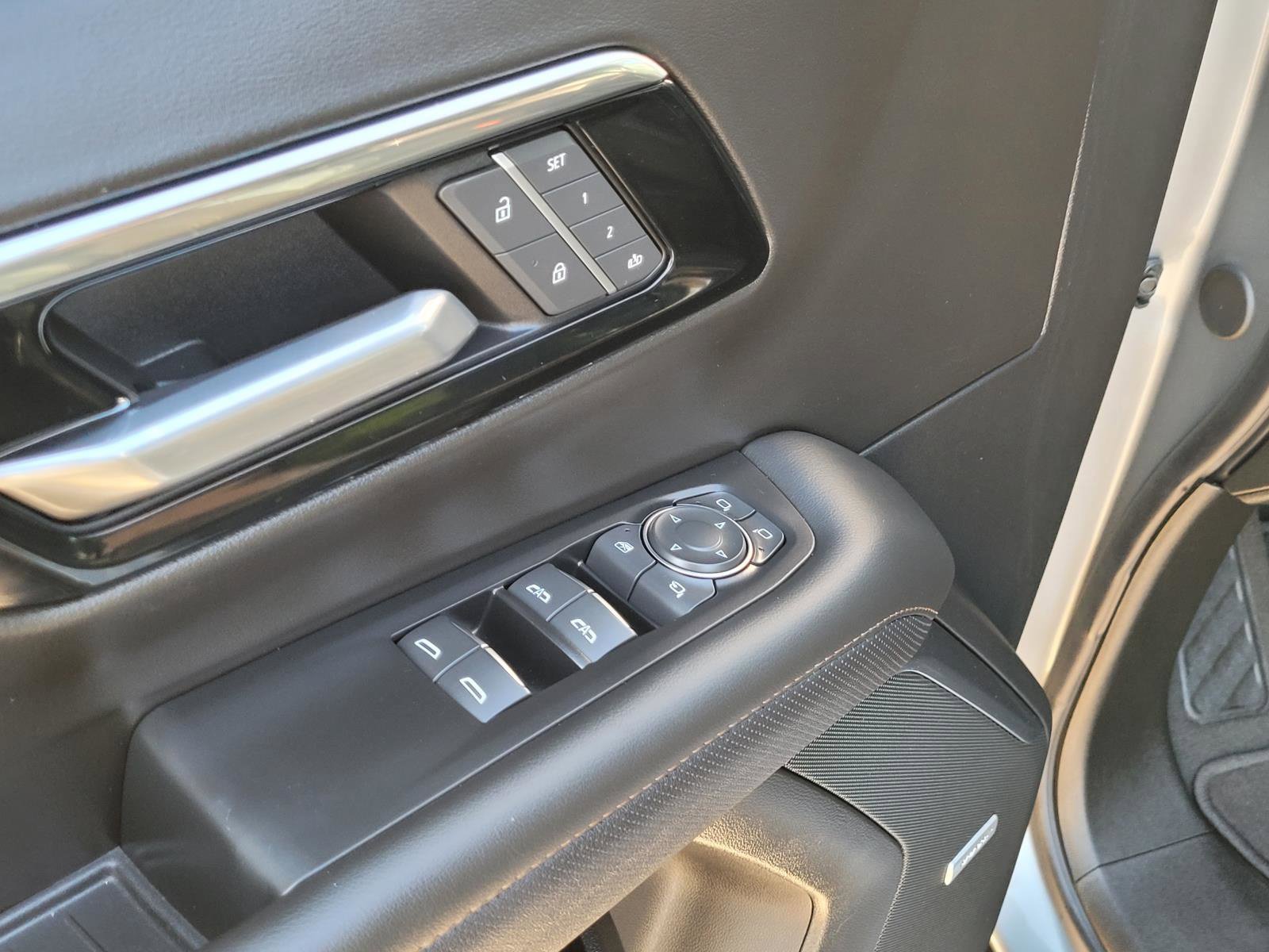 Used 2025 Chevrolet Tahoe High Country AWD/4WD image 23