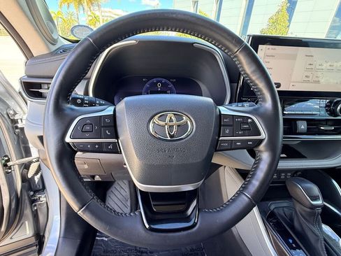 Used 2023 Toyota Highlander Limited image 33