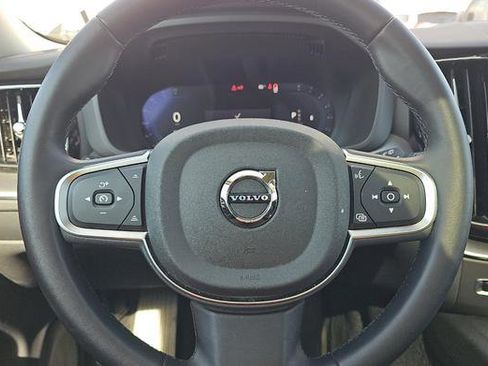 Used 2025 Volvo XC60 B5 Core image 8