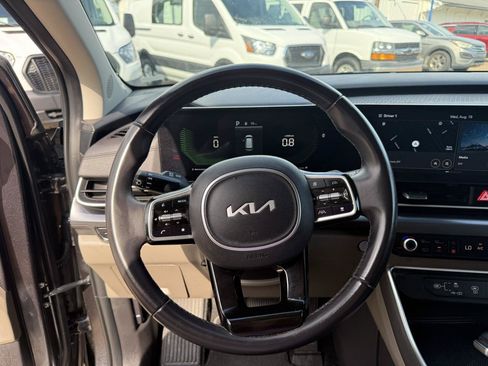 Used 2025 Kia Carnival FWD image 12