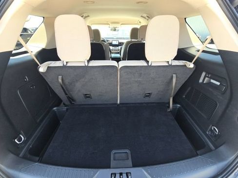 Used 2024 Ford Explorer XLT RWD image 13