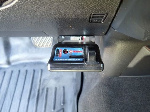 Used 2024 Nissan Titan SV image 23