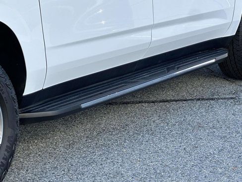 Used 2022 Chevrolet Suburban LT w/ Luxury Package image 7