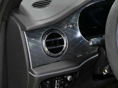 Used 2023 Bentley Bentayga image 28