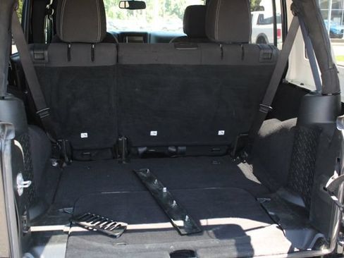 Used 2017 Jeep Wrangler Unlimited Rubicon w/ Connectivity Group AWD/4WD image 11