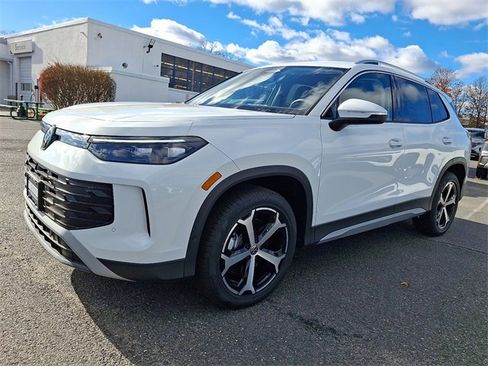 New 2026 Volkswagen Tiguan SE image 2