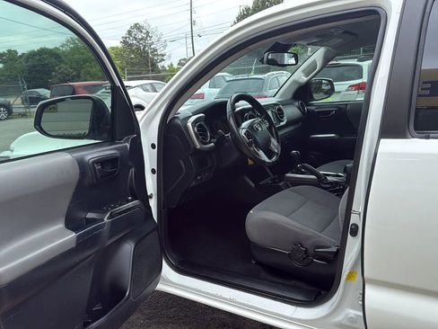 Used 2018 Toyota Tacoma SR5 AWD/4WD image 10