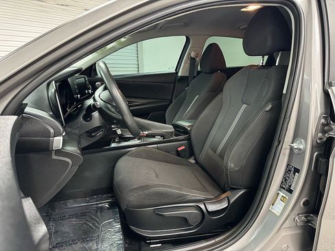 Used 2023 Hyundai Elantra SE image 10