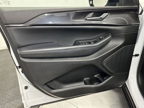 Used 2023 Jeep Grand Cherokee Altitude AWD/4WD image 20