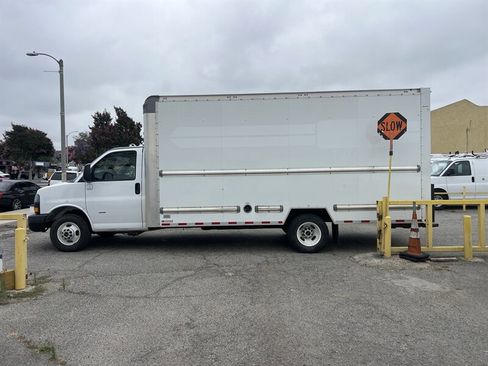 Used 2022 GMC Savana 3500 Extended w/ Power Convenience Package RWD image 4