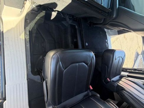 Used 2023 Chrysler Pacifica Touring-L image 28