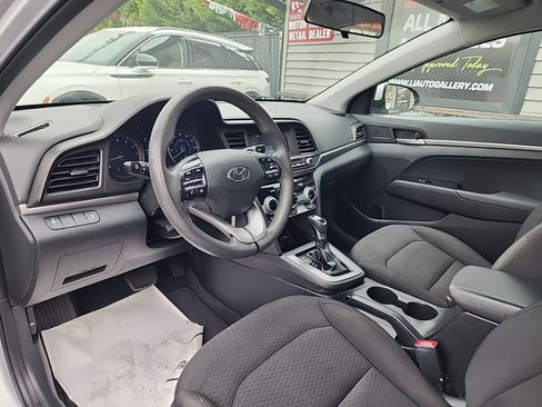 Used 2019 Hyundai Elantra SE w/ Cargo Package FWD image 17