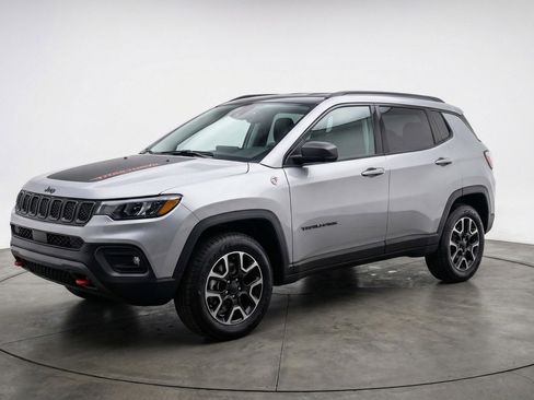Used 2025 Jeep Compass Trailhawk image 2