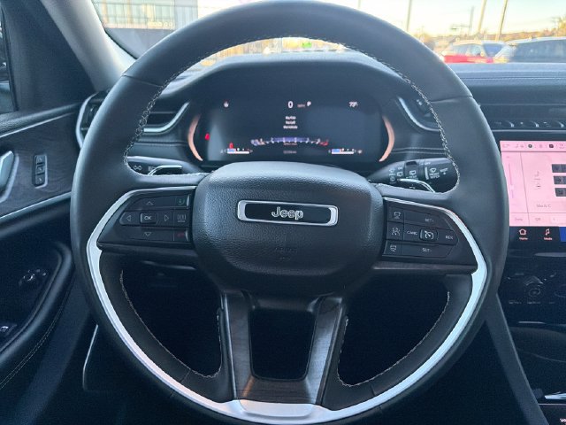 Used 2024 Jeep Grand Cherokee Limited AWD/4WD image 16