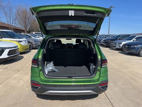 New 2026 Volkswagen Taos SEL AWD/4WD image 9