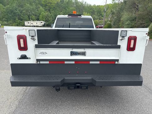 Used 2023 Chevrolet Silverado 3500 LT w/ Convenience Package AWD/4WD image 4