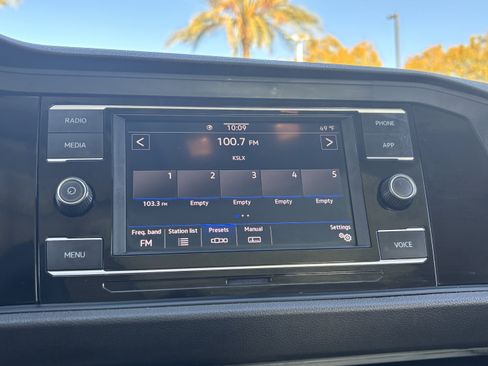 Certified 2024 Volkswagen Jetta SE w/ Panoramic Sunroof Package image 20