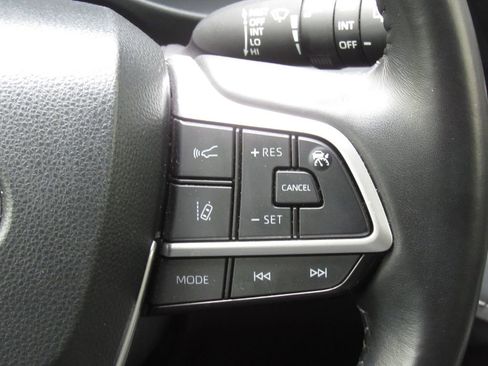 Used 2024 Toyota Highlander XLE AWD/4WD image 28