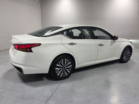 Used 2025 Nissan Altima 2.5 SV FWD image 12