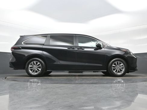 Used 2025 Toyota Sienna LE FWD image 34
