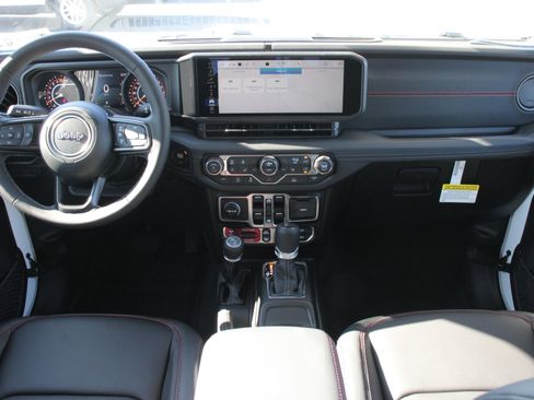 Used 2026 Jeep Gladiator Rubicon w/ Technology Group AWD/4WD image 2