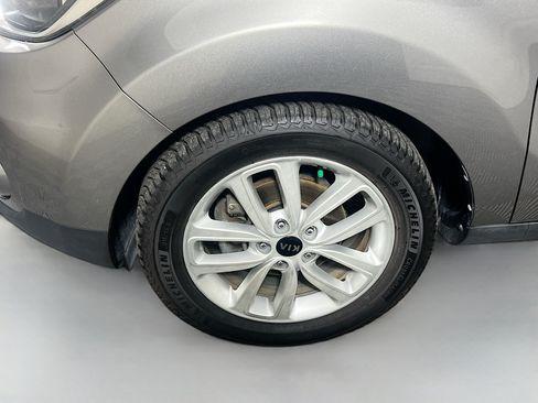 Used 2018 Kia Soul + FWD image 13